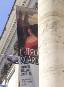 manifesto della mostra "L'altro sguardo. Fotografe italiane 1965-2018" sulla facciata del Palazzo delle Esposizioni a Roma