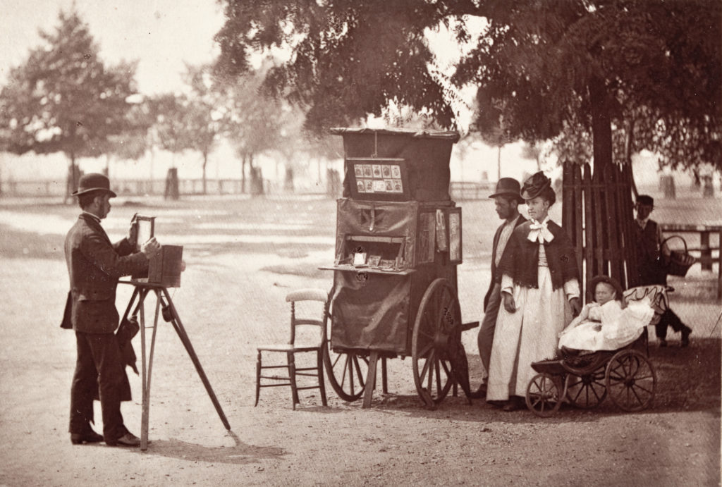 John Thomson, Photography on the Common, 1870s