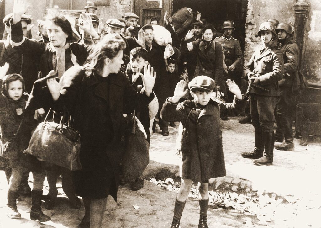 Deportazione degli abitanti del ghetto di Varsavia. Il bambino con le mani alzate