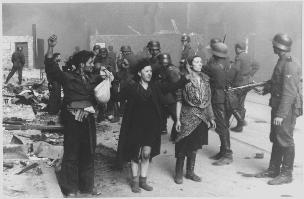 Membri della resistenza ebraica nel ghetto di Varsavia catturati dai soldati nazisti